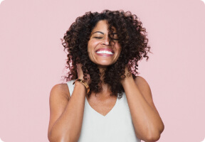 Donna che si tocca i ricchi capelli ricci castani