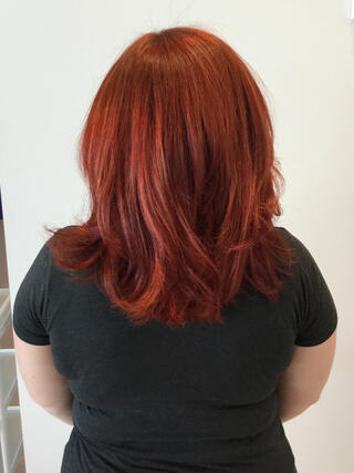 Foto del dopo: donna vista da dietro con capelli castani di media lunghezza dopo il colore.