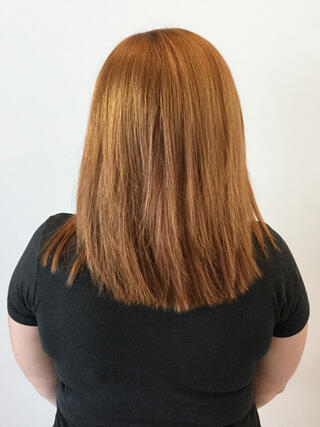 Foto del prima: donna vista da dietro con capelli castano chiaro di media lunghezza, non uniformi e con radici visibili, prima del colore.
