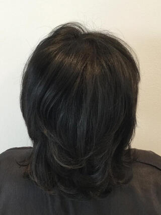 Foto del dopo: donna vista da dietro con capelli neri corti senza capelli bianchi dopo il colore.